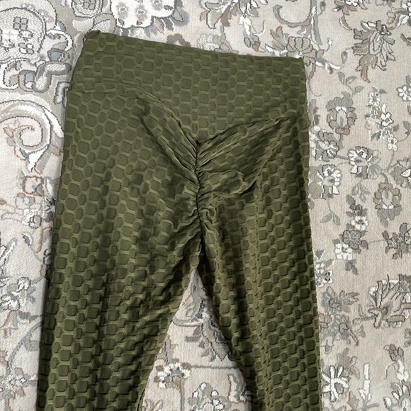 Gorgeous Textured Olive Green Workout Set OS/M - Picture 6 of 6